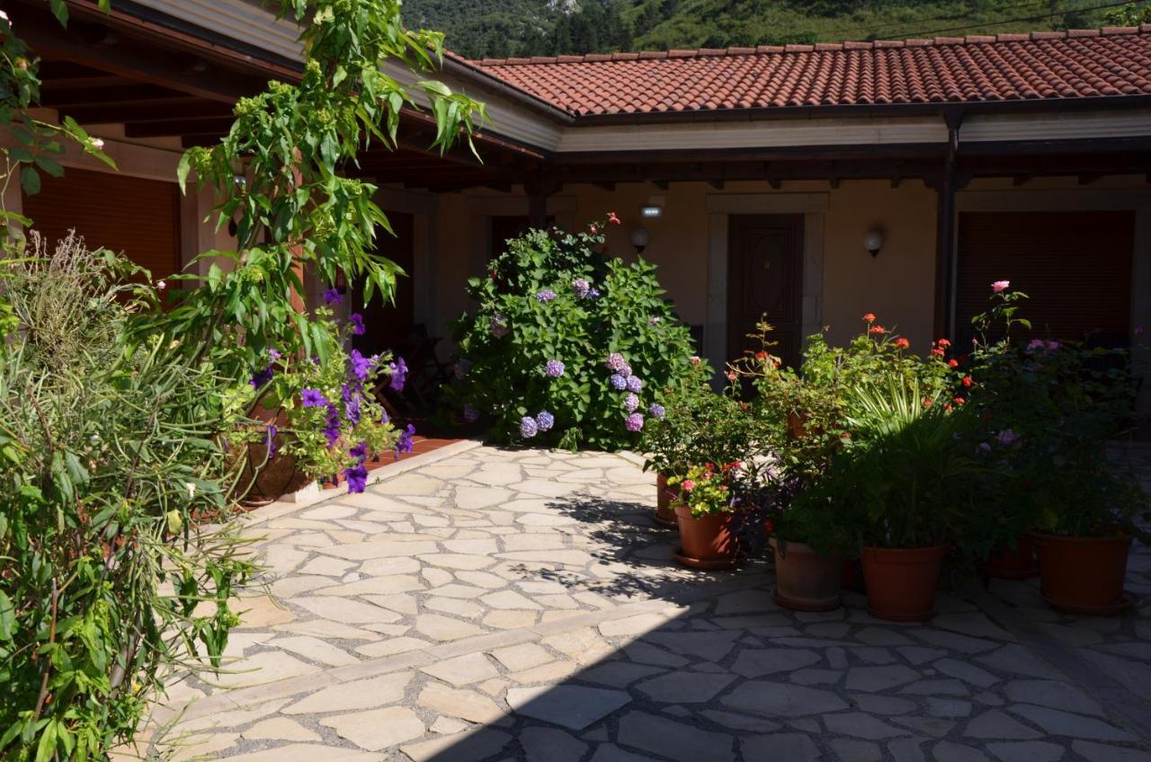 Hotel Arenas De Cabrales- Apartamentos Exterior photo